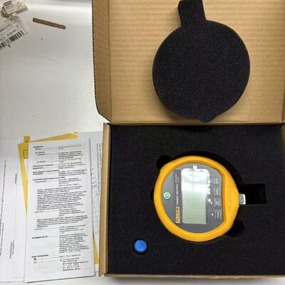 Fluke 700G07 500 PSIG Digital Pressure Gauge Calibrator with 0.05% Measurement Uncertainty and CSA Class 1 Rating