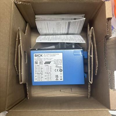 Sick DL100-21HA2102 0.1 mm çözünürlüklü iç mekan yansıtıcı mesafe sensörü